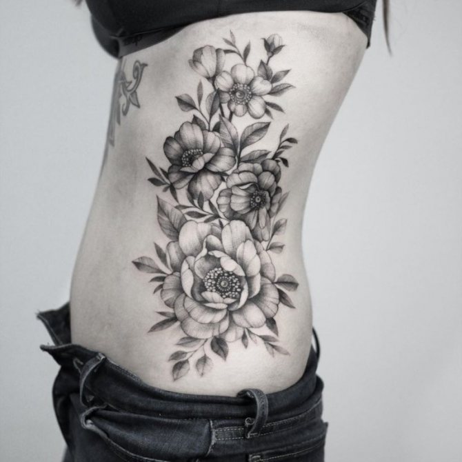 Дизайн на татуировки за момичета на ребрата