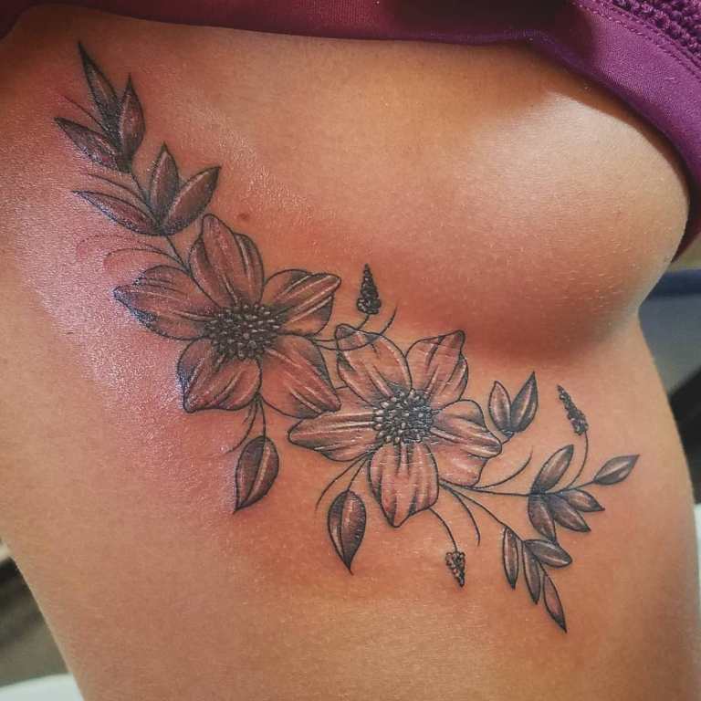 motifs de tatouage sur les seins