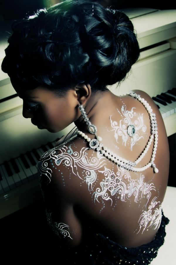 Lorsque ce type de mehendi est transféré des bras au dos, il est très impressionnant.