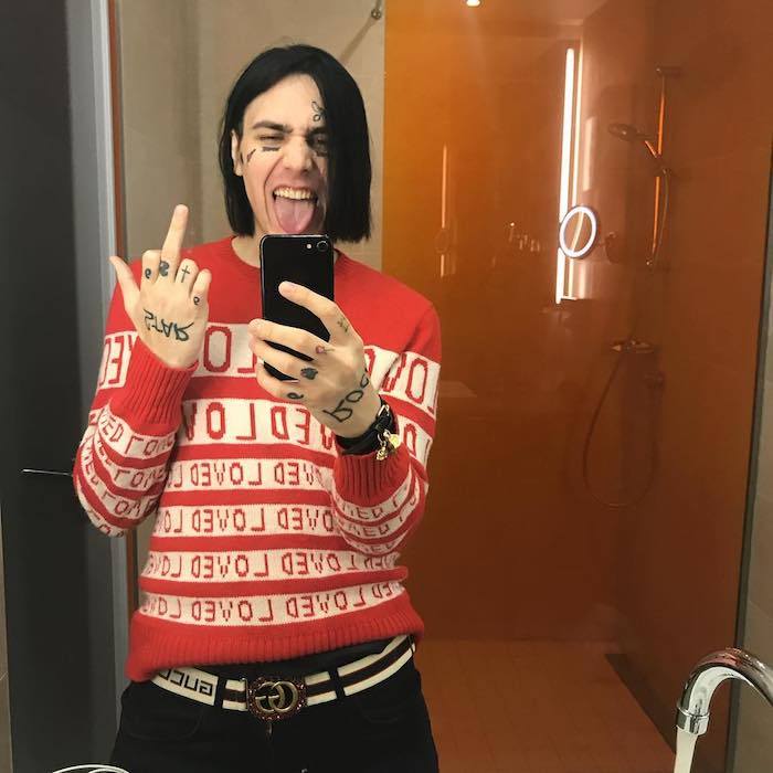 cara con un jersey rojo