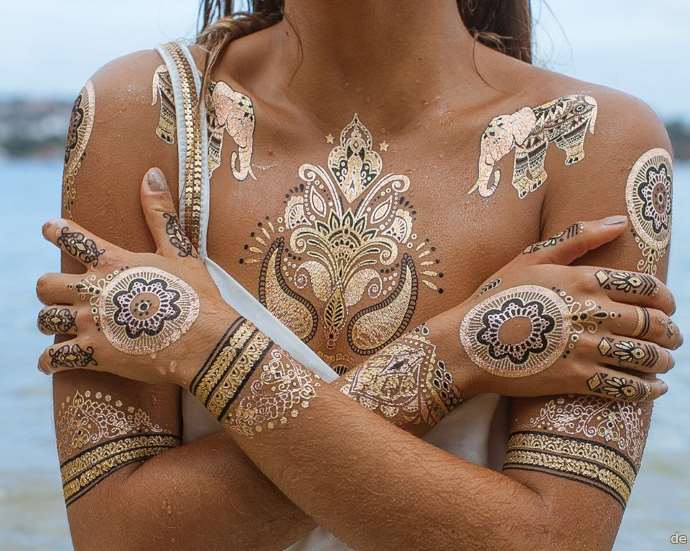 flash tetoválások a karon és a mellkason