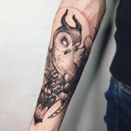 Tatouage de lanterne et de hibou sur l'avant-bras