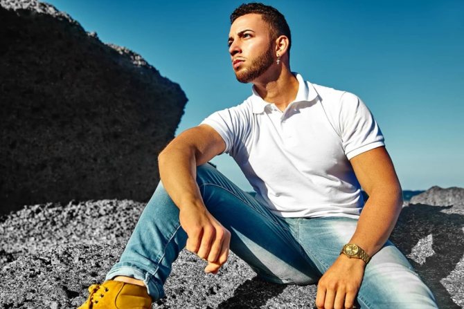 Kuva maassa istuvasta miehestä