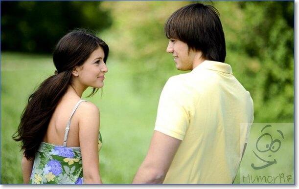 Kuva miehestä ja tytöstä, jotka istuvat takaperin