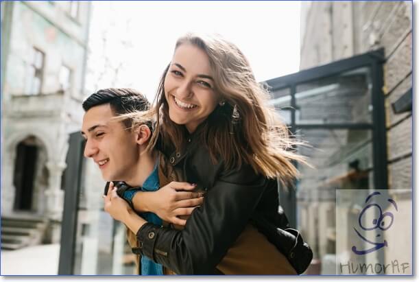 Kuva miehestä ja tytöstä, jotka istuvat takaperin