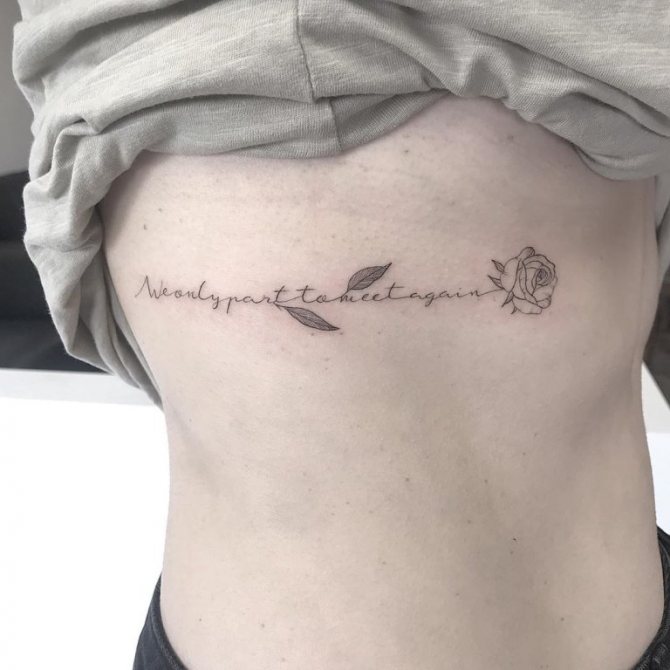 Татуировки на ребрата за момичета