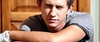 татуировка с пауново перо