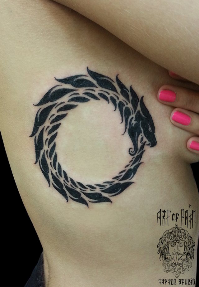 Foto del tatuaggio del serpente uroboros