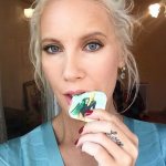 снимка на момиче с татуировка на пръста