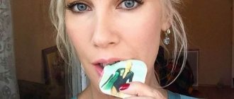 photo d'une fille avec un tatouage sur le doigt