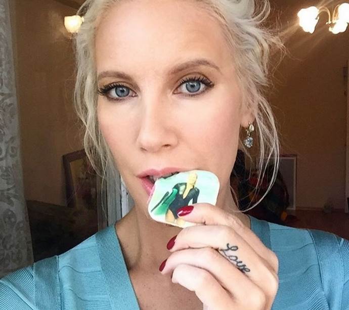 εικόνα ενός κοριτσιού με τατουάζ στο δάχτυλό της