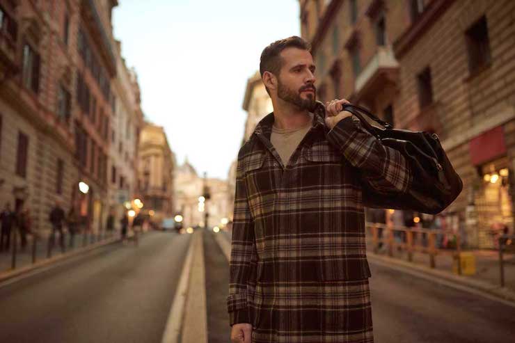 Fotosession eines Mannes auf der Straße