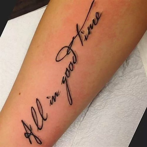 Phrases de tatouage significatives pour les filles en latin, avec traduction, en anglais, français et italien.