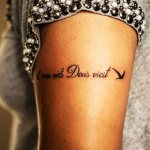 Tatouages phrases significatives pour les filles en latin, avec traduction en anglais, français, italien