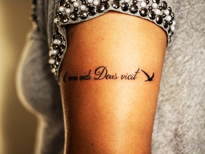 Tatouages Dictions significatifs pour les filles en latin à traduire en anglais, français, italien.