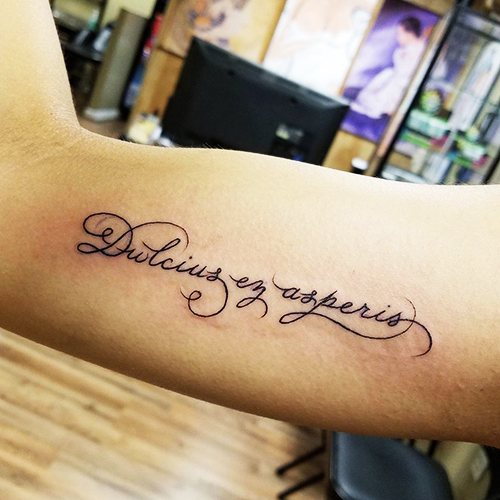 Tatouages Dictions significatifs pour les filles en latin traduire en anglais, français, italien