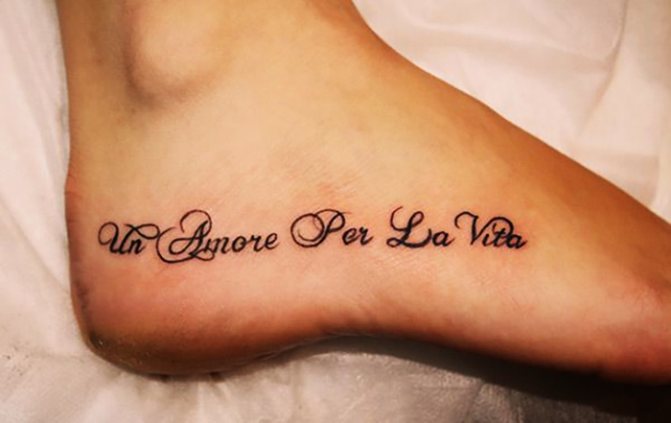 Phrases de tatouage significatives pour les filles en latin, avec traduction, en anglais, français et italien.