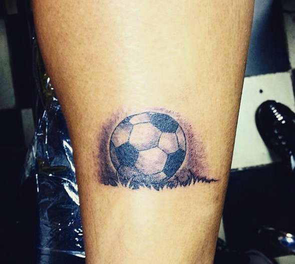 Balón de fútbol en el campo