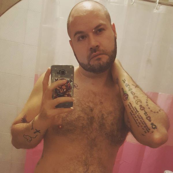 Hommes gays avec des tatouages sur le bras