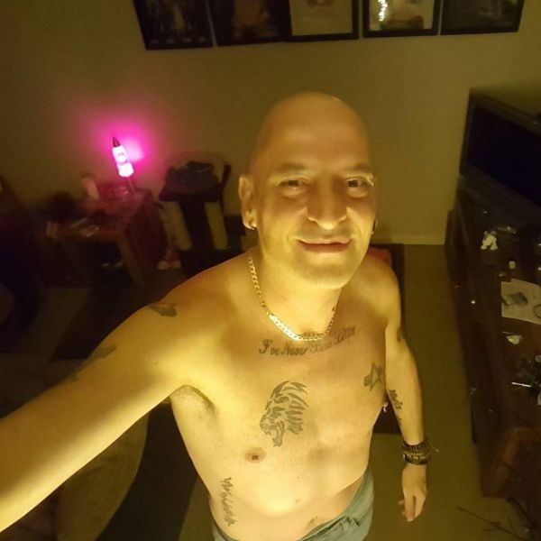 Hommes gays avec des tatouages sur le corps