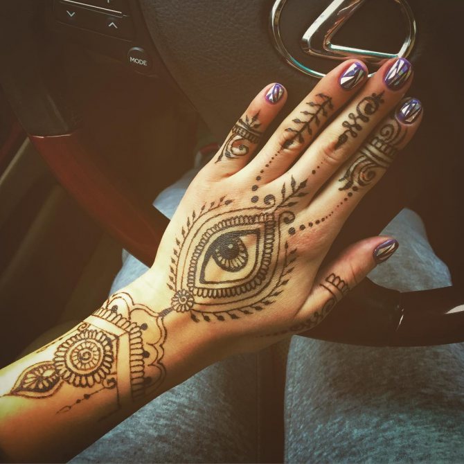 Eye in mehendi