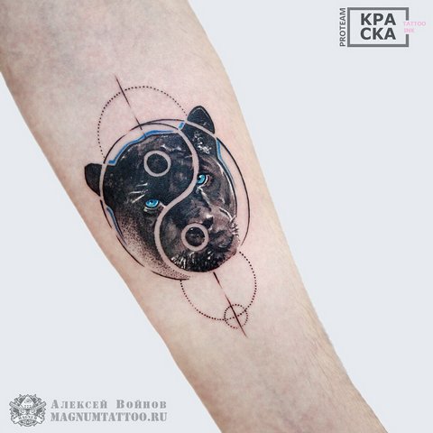 Cabeza de pantera con símbolo en el brazo