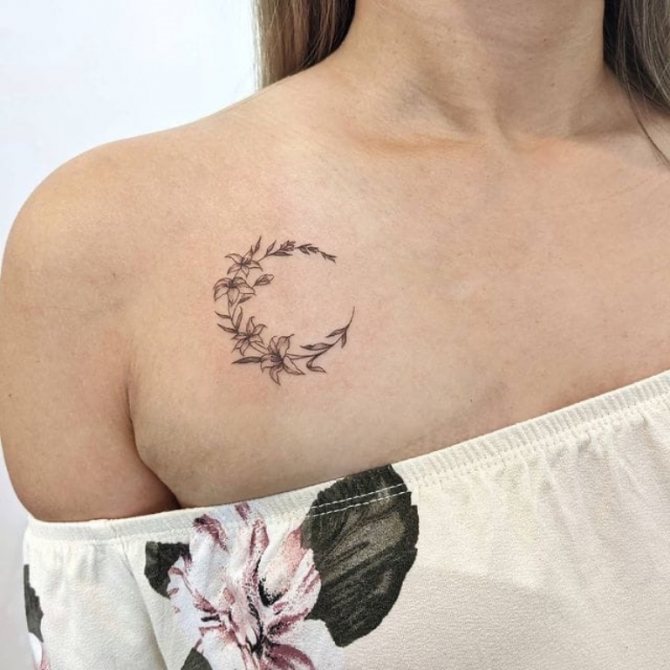 croissant de tatouage sur la poitrine