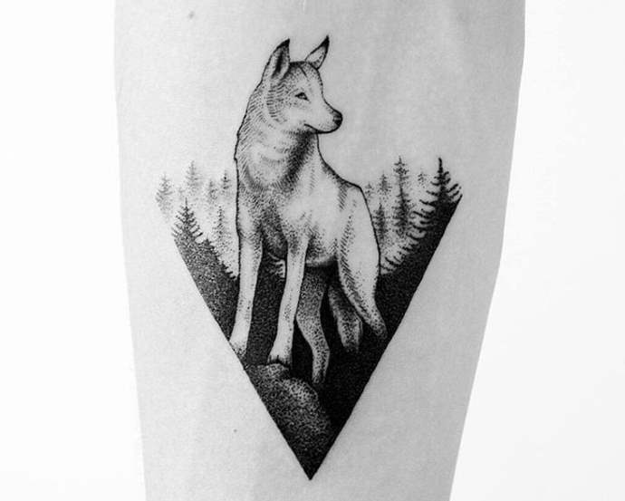 森を背景にしたハスキー