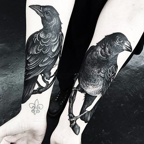 Tetování Hugin a Munin. Význam, náčrtky na zádech, ramenou, krku, paži