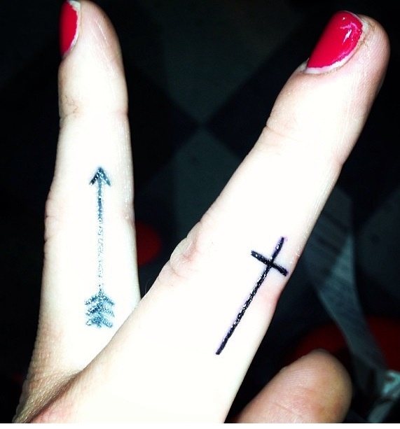 Kreuz Finger Tattoo Idee