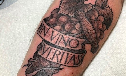 In vino veritas -tatuointi latinaksi