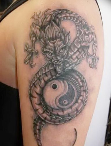 Tatouage Yin-Yang. Qu'est-ce que cela signifie, des croquis sur le bras, le cou, le dos, les jambes pour les couples, les hommes et les filles. Photo