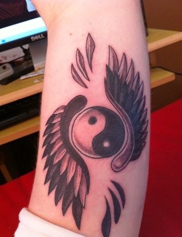 Tatouage Yin-Yang. Qu'est-ce que cela signifie, des croquis sur le bras, le cou, le dos, les jambes pour les couples, les hommes et les filles. Photo