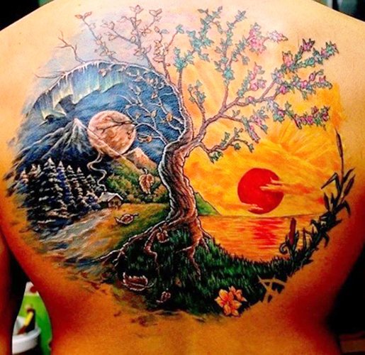 Tatouage Yin-Yang. Qu'est-ce que cela signifie, des croquis sur le bras, le cou, le dos, les jambes pour les couples, les hommes et les filles. Photo