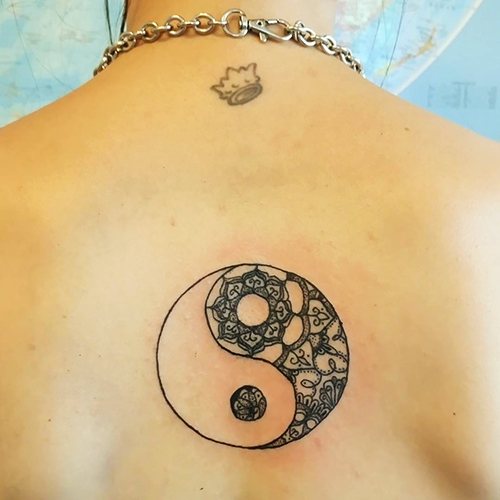 Tatouage Yin-Yang. Qu'est-ce que cela signifie, des croquis sur le bras, le cou, le dos, les jambes pour les couples, les hommes et les filles. Photo