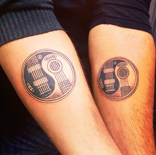 Tatouage Yin-Yang. Qu'est-ce que cela signifie, des croquis sur le bras, le cou, le dos, les jambes pour les couples, les hommes et les filles. Photo