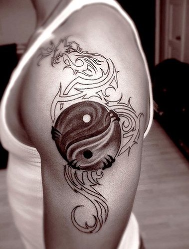 Tatouage Yin-Yang. Qu'est-ce que cela signifie, des croquis sur le bras, le cou, le dos, les jambes pour les couples, les hommes et les filles. Photo