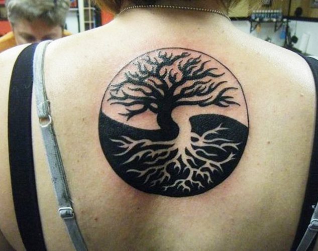 Tatouage Yin-Yang. Qu'est-ce que cela signifie, des croquis sur le bras, le cou, le dos, les jambes pour les couples, les hommes et les filles. Photo
