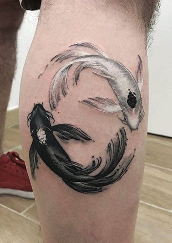 Tatouage Yin-Yang. Qu'est-ce que cela signifie, des croquis sur le bras, le cou, le dos, les jambes pour les couples, les hommes et les filles. Photo