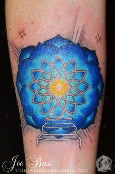 A volte i fiori di loto accompagnano la scala.