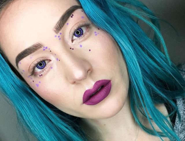 Понякога под очите се рисуват много цветни точки