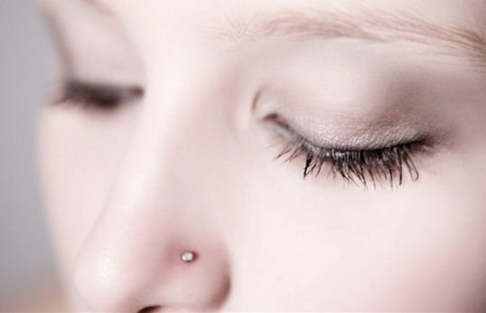 Instructions de soins pour le piercing du nez après le perçage