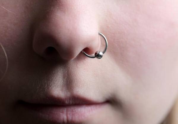 Instructions de soins pour le piercing du nez après le perçage