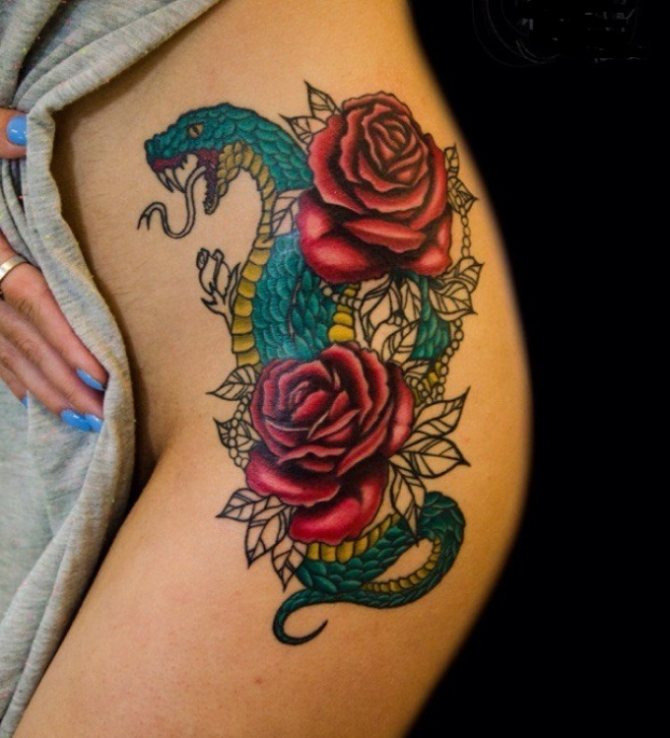 Tatouage coloré intéressant sur le corps des filles : bête et rose