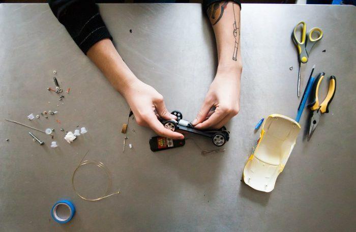 Le moteur est retiré du jouet