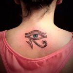 billede på ryggen af en pige