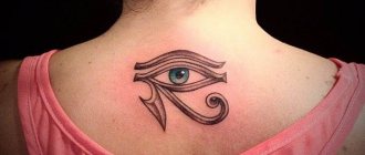 På ryggen af en pige