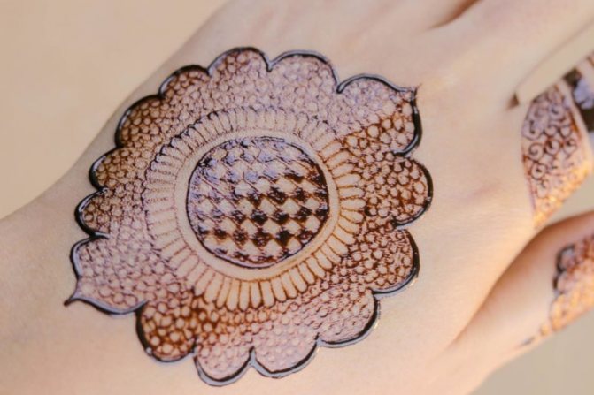 Sun Image on mehendi