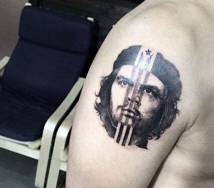 image of the leader on the shoulder