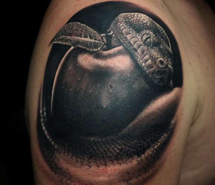 image de serpent avec pomme sur l'épaule